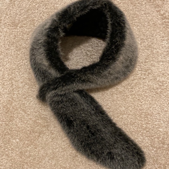 Faux Fur Banana Republic Scarf - Picture 6 of 10